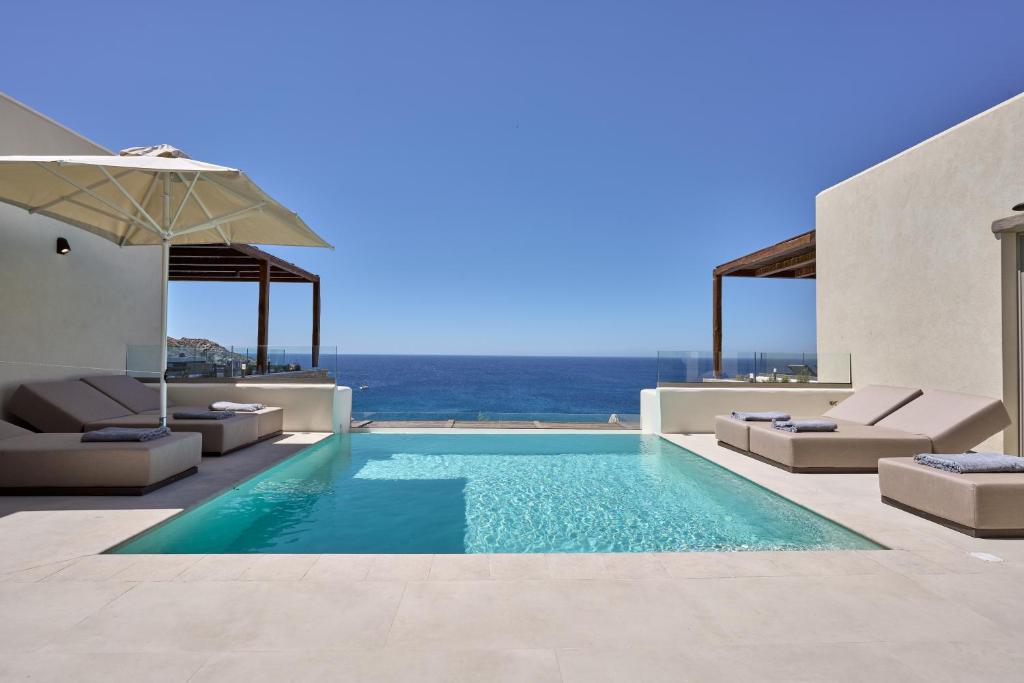 Ios Grand Pool Suites (Mylopotas)