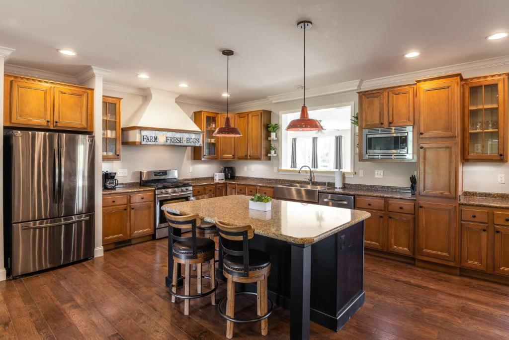 80 Acre Retreat with Pool - Minutes to Ark - Sleeps 15 (Williamstown)