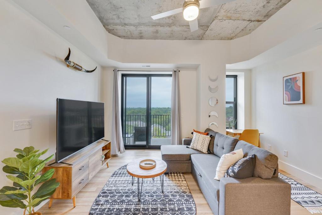 Golden Luxury 1BR - Balcony - High Rise (South Bend)