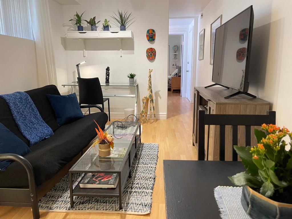 Cozy Apartment in Great Central location with free parking
