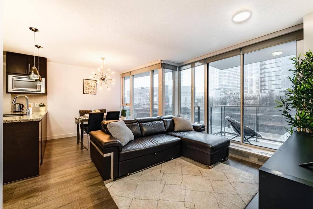King Bed in downtown so Cozy spacious with spa-like washroom parking wifi Hotel amenities