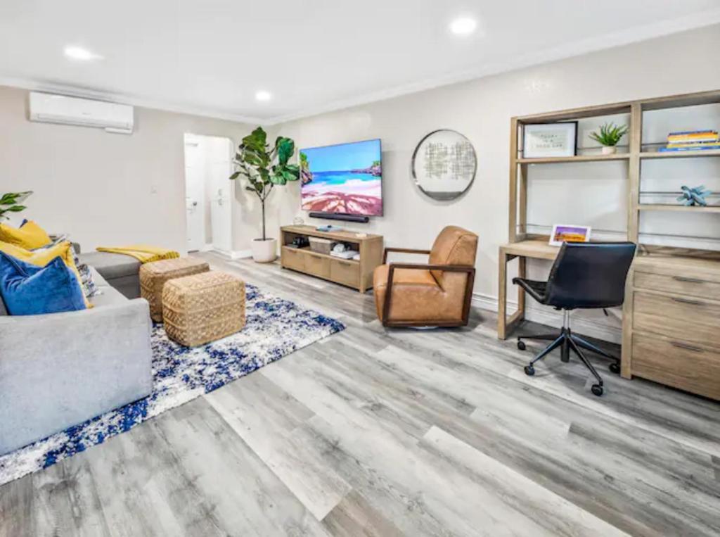 Luxury Condo E Bikes 3Blks2Beach 75inch4kTV KingBed