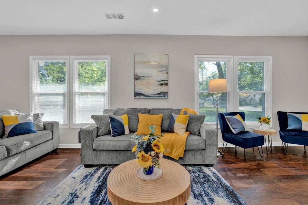 Freshly Renovated 3 bedroom 1 bath Cottage home!