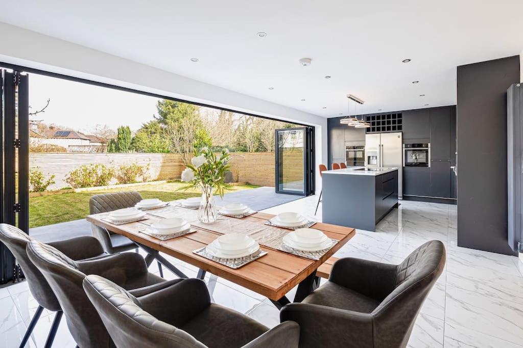 Luxury 7 Bedroom House in Didsbury