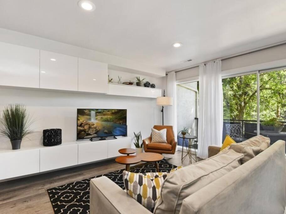 Condo 24! Prized Location. Modern! Bright! Enjoy! (Boise)