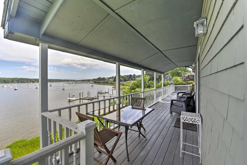East Greenwich Waterfront Gem Renovated with Kayaks (East Greenwich)