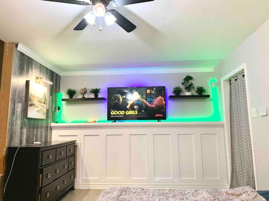 1-bedroom place with free parking on premise