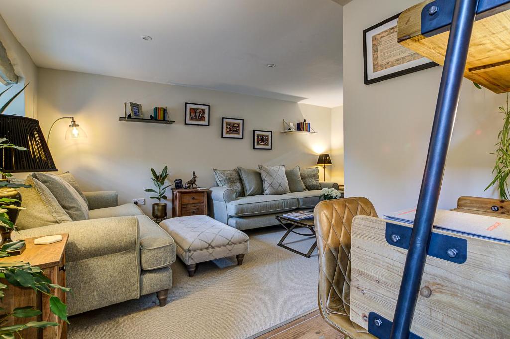 Luxury Old Sorting Office in Cotswold town centre (Fairford)