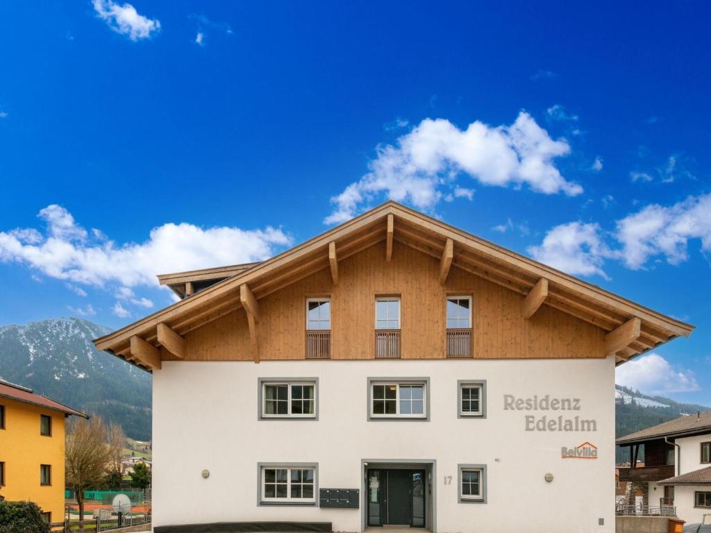Luxury penthouse with Balcony Ski Storage Carport Lift