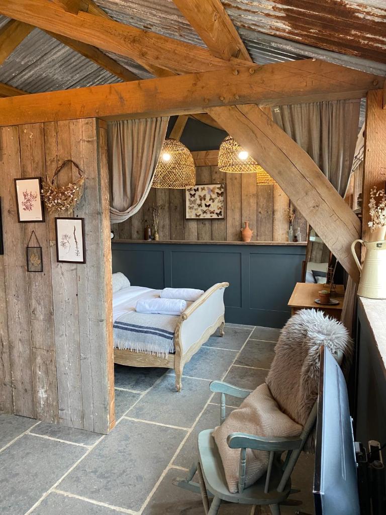Romantic woodland cabin near Lyme Regis and River Cottage