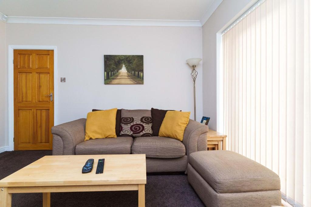 OAKWOOD HOUSE Detached home in South Leeds
