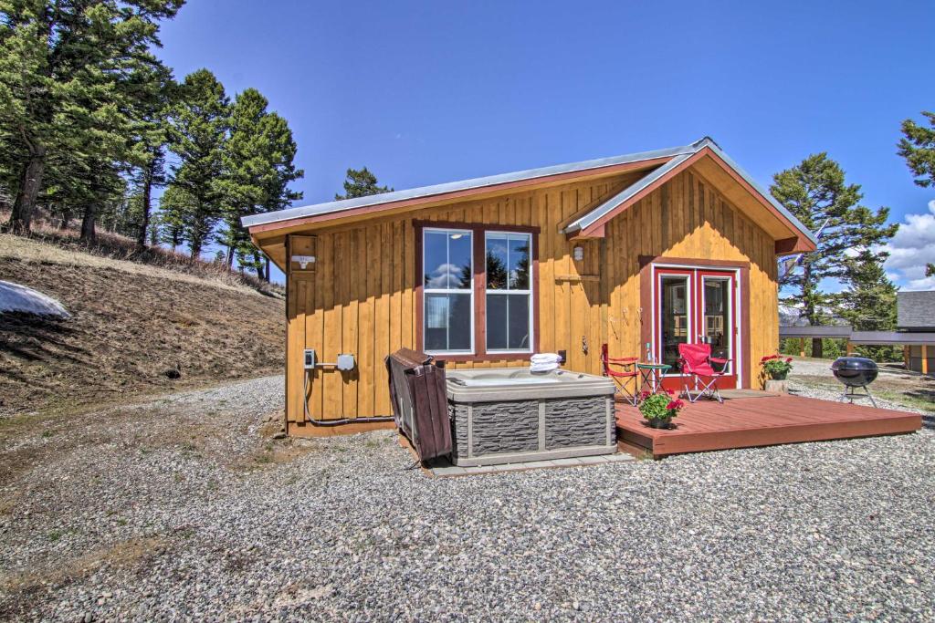 Remote Mtn Retreat with Hot Tub Outside Bozeman!