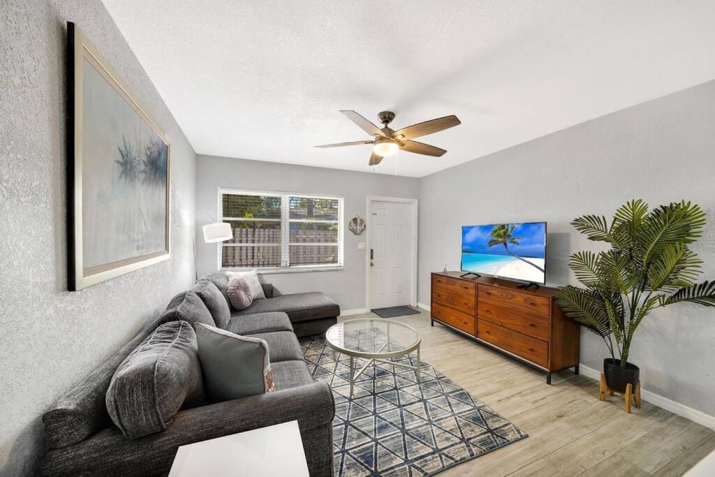 Lovely 1 bedroom unit with work station