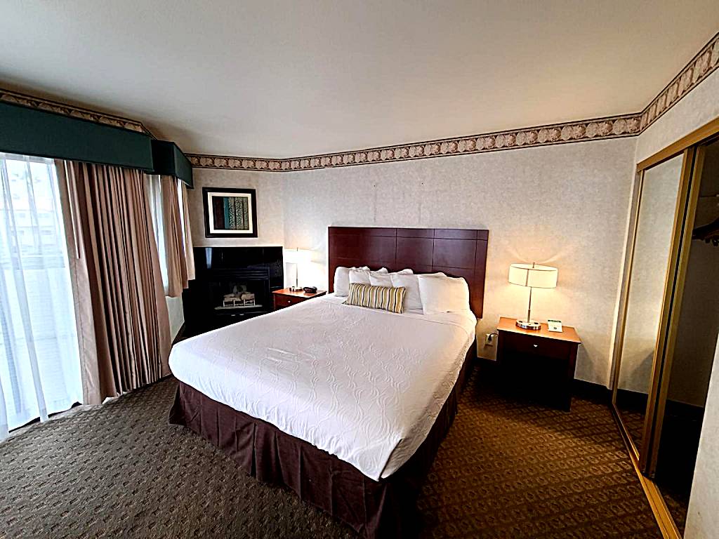 Huntington Beach Inn: King Suite with Balcony