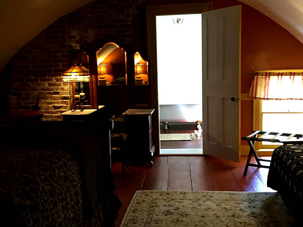 Innkeeper's Place B&B: The Heritage Room (Stafford Springs)