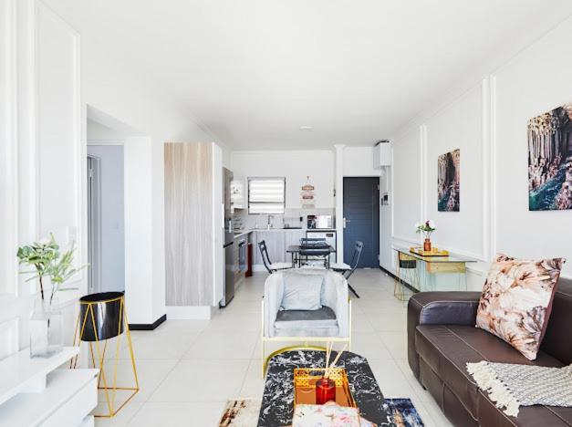 Luxurious sandton apartment with Inverter