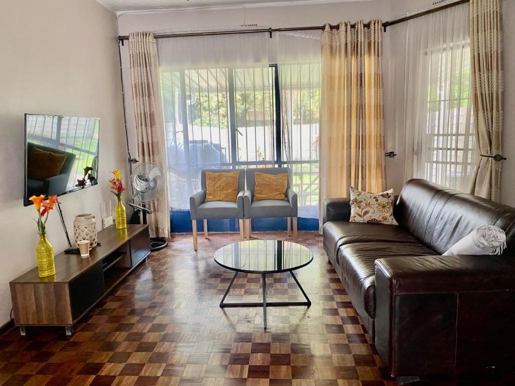 Lovely 2 bed apartment with garden - 2047