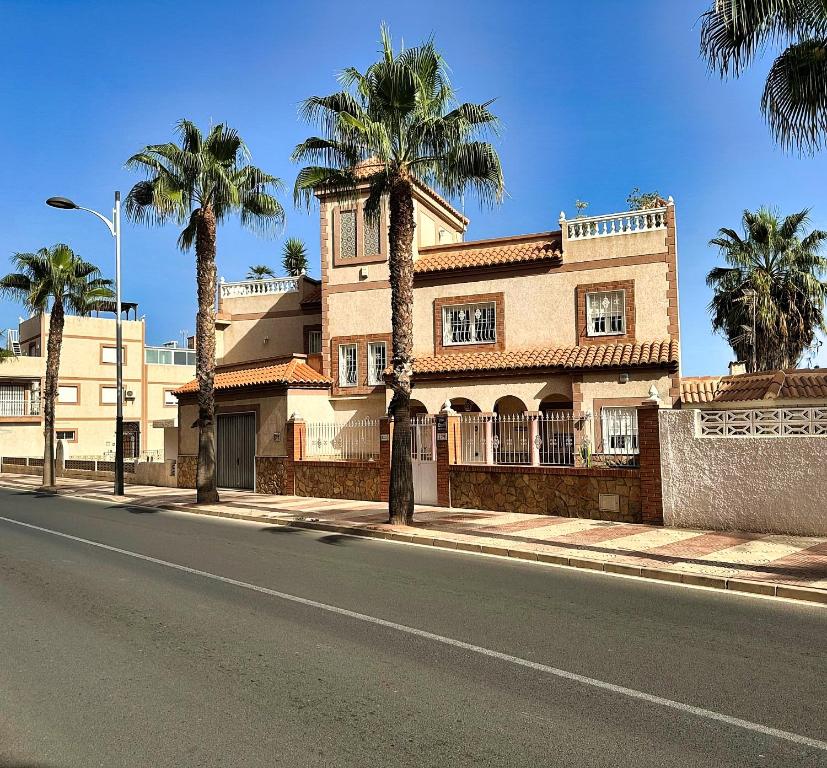 Lge 4 bed villa own pool 90 mts beach sea views