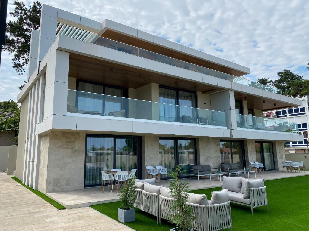 Gold Wave Apartments